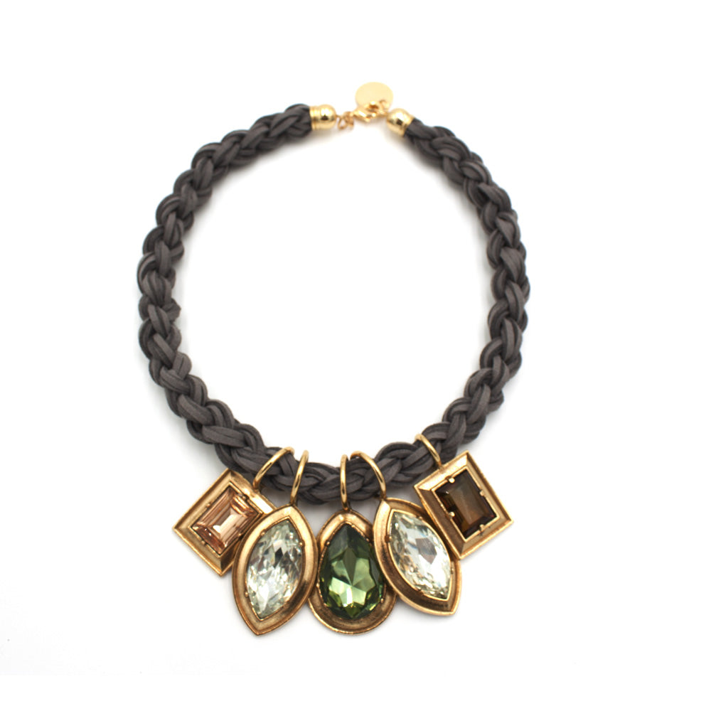 Collana intrecciata grigia con cristalli