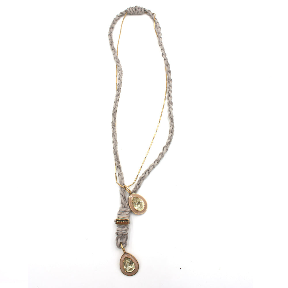 Collana intrecciata grigia con cristalli