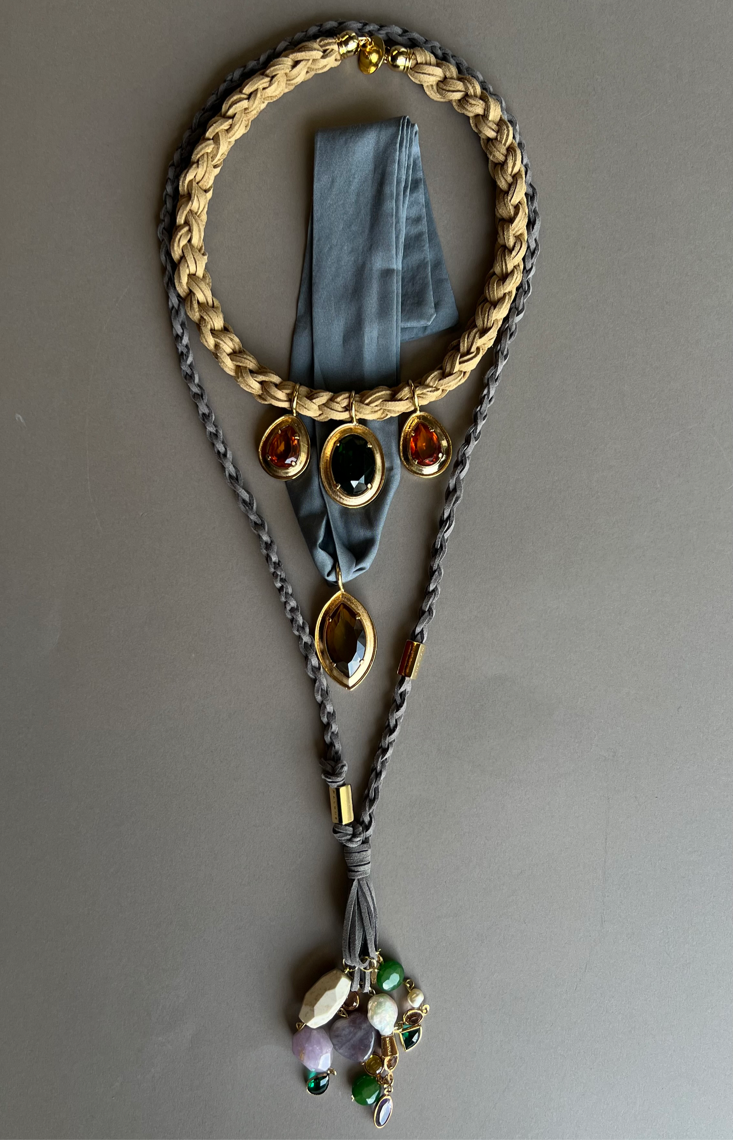 Collana intrecciata blu e minerali
