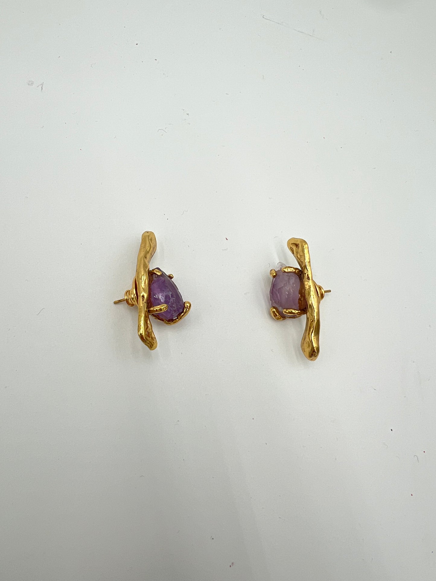 Orecchini in oro vintage martellato con cristalli