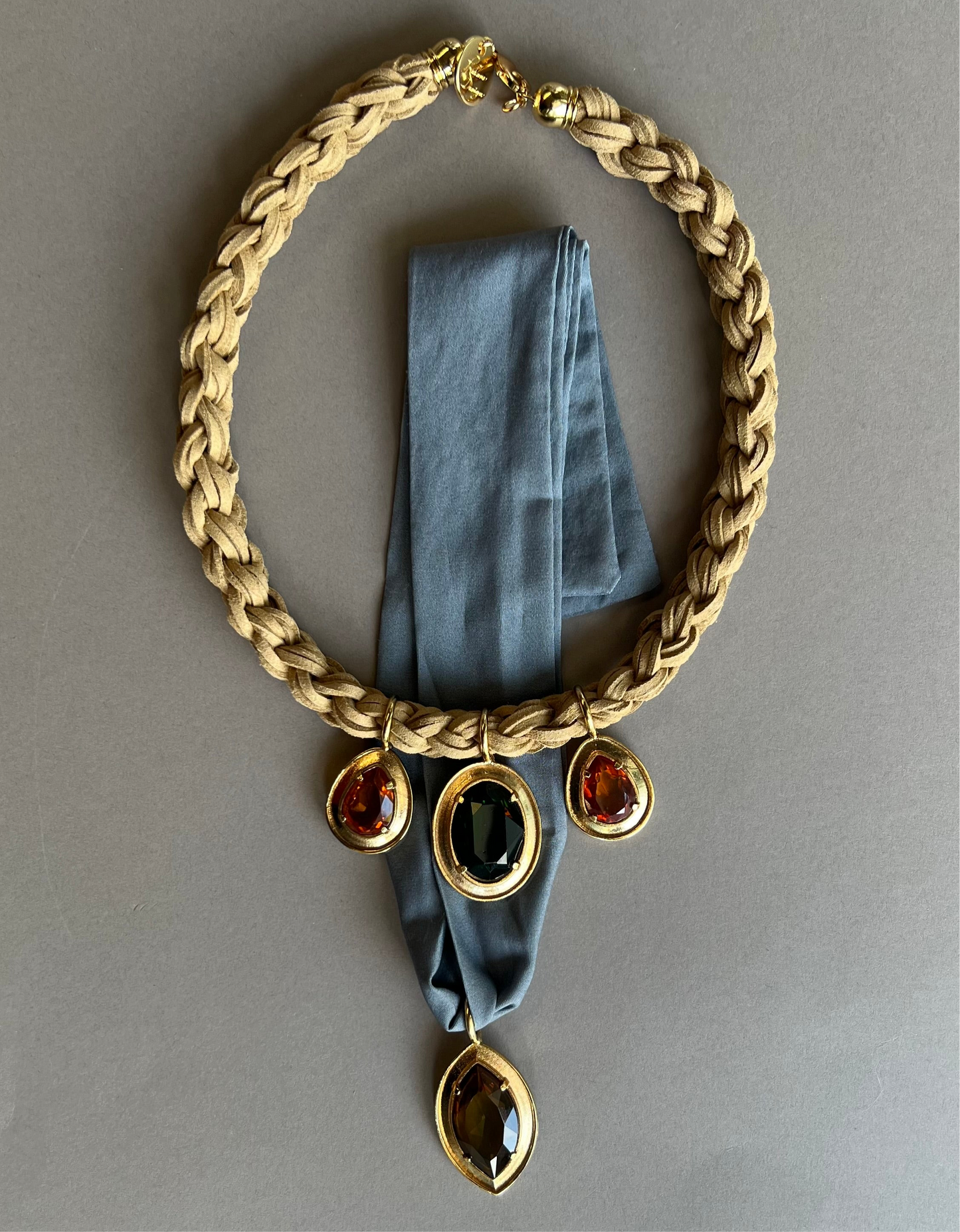 Collana intrecciata beige con cristalli