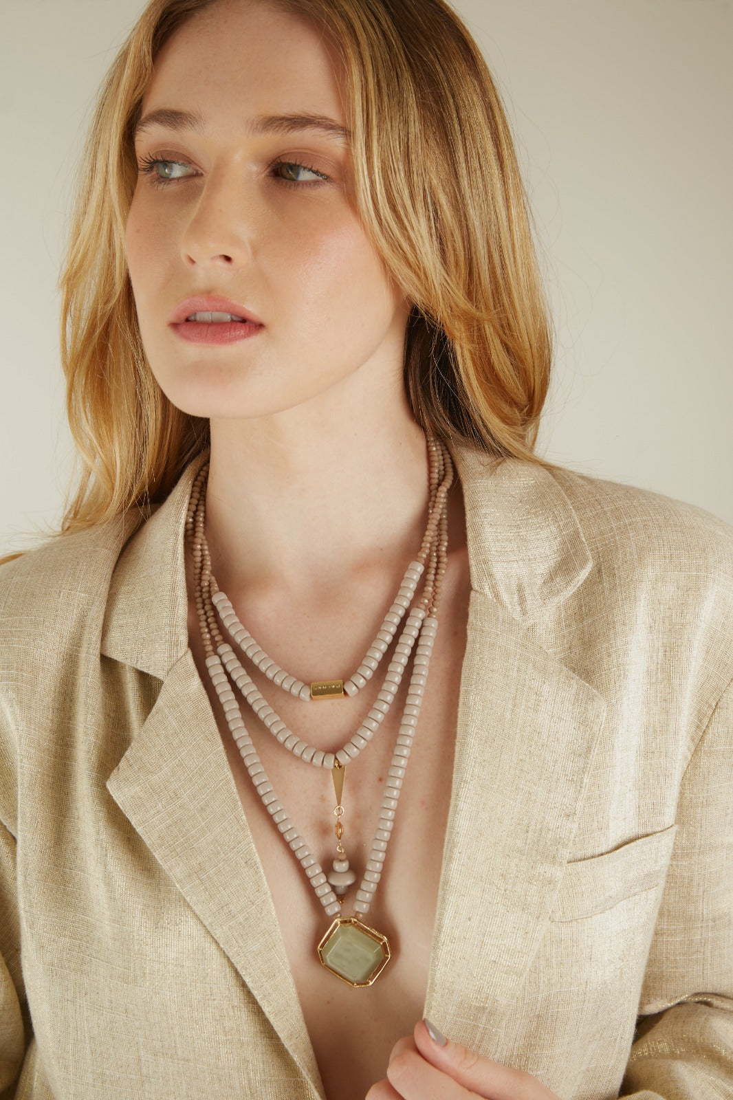 Collana in resina con dettagli in bagno oro vintage