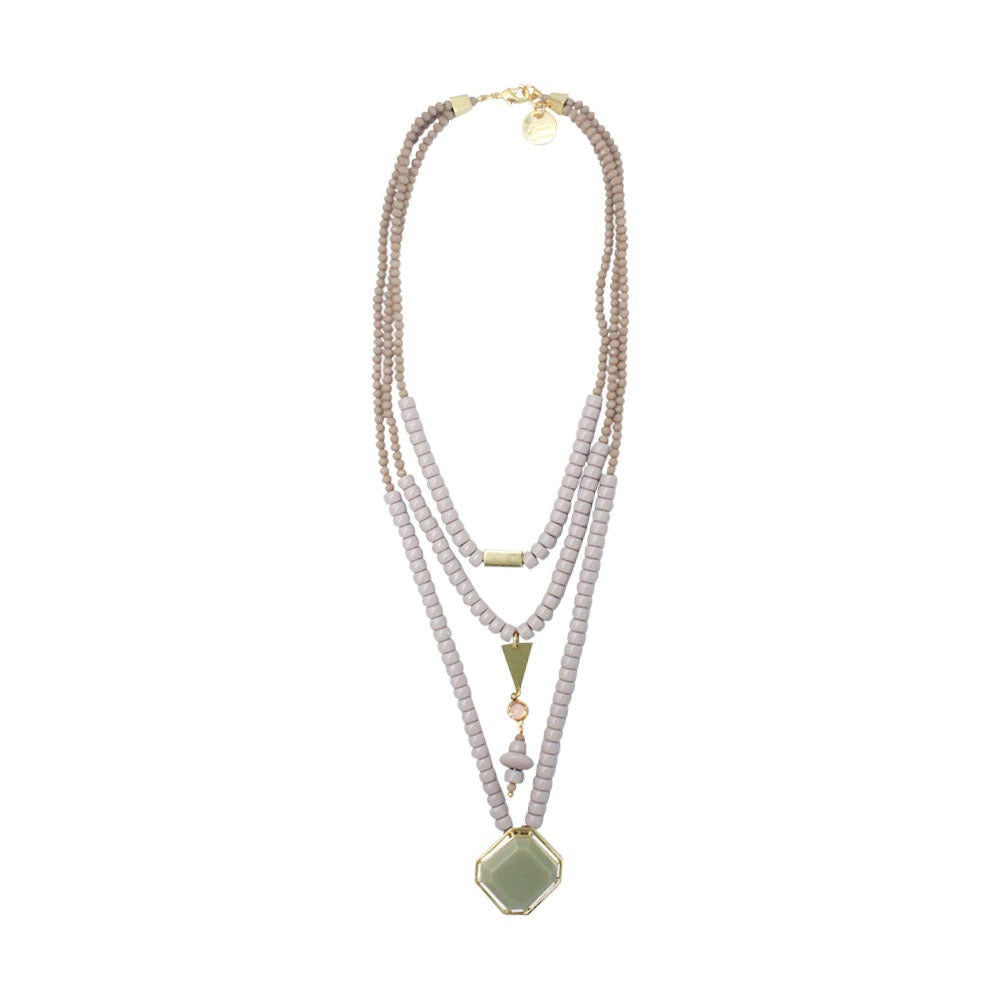 Collana in resina con dettagli in bagno oro vintage