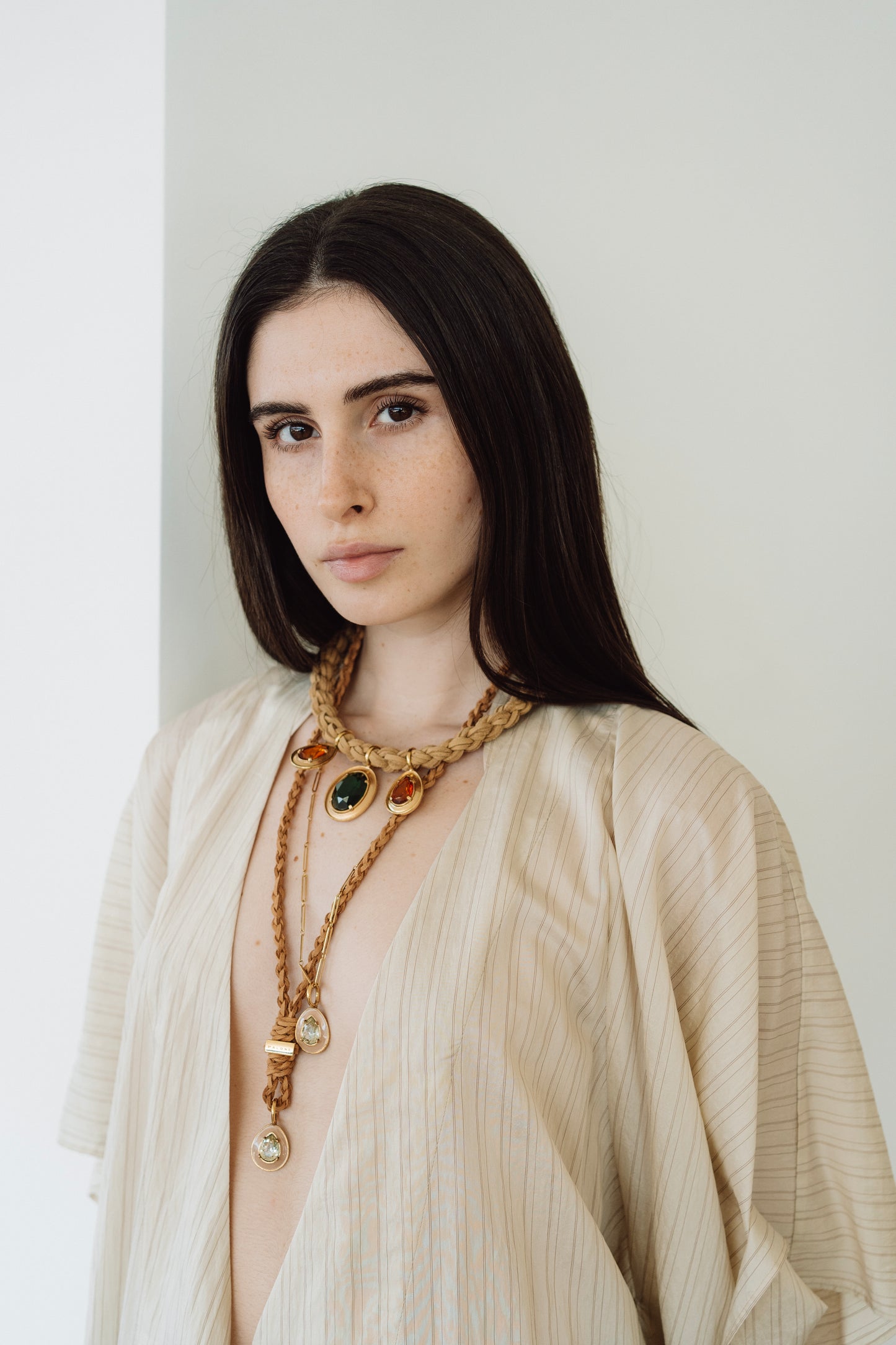 Collana intrecciata beige con cristalli