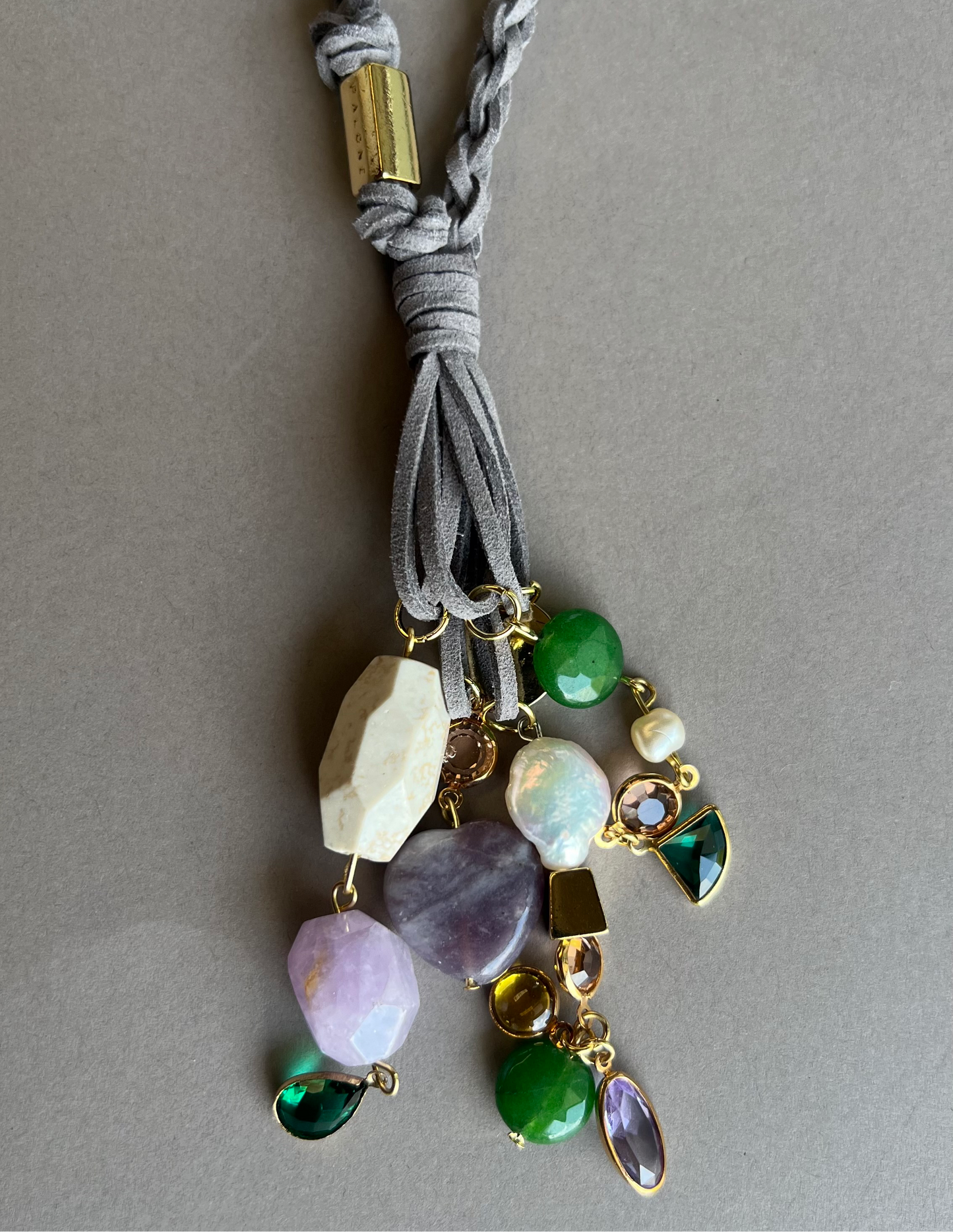 Collana intrecciata blu e minerali
