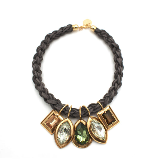 Collana intrecciata grigia con cristalli