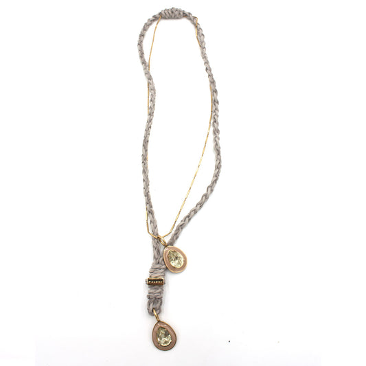 Collana intrecciata grigia con cristalli