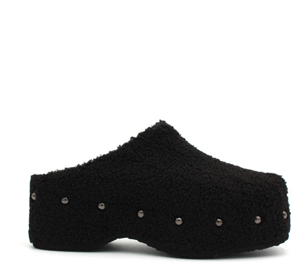 Carola in teddy nero