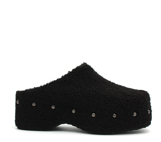 Carola in teddy nero