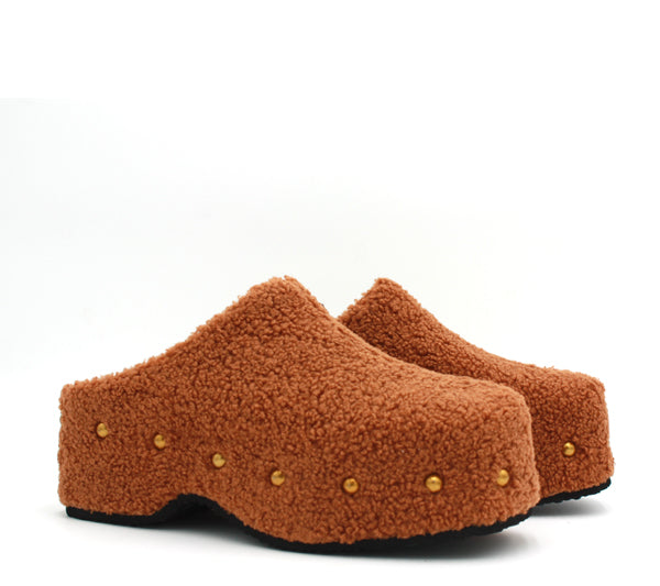 Carola in teddy cammello