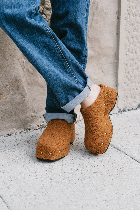 Carola in teddy cammello