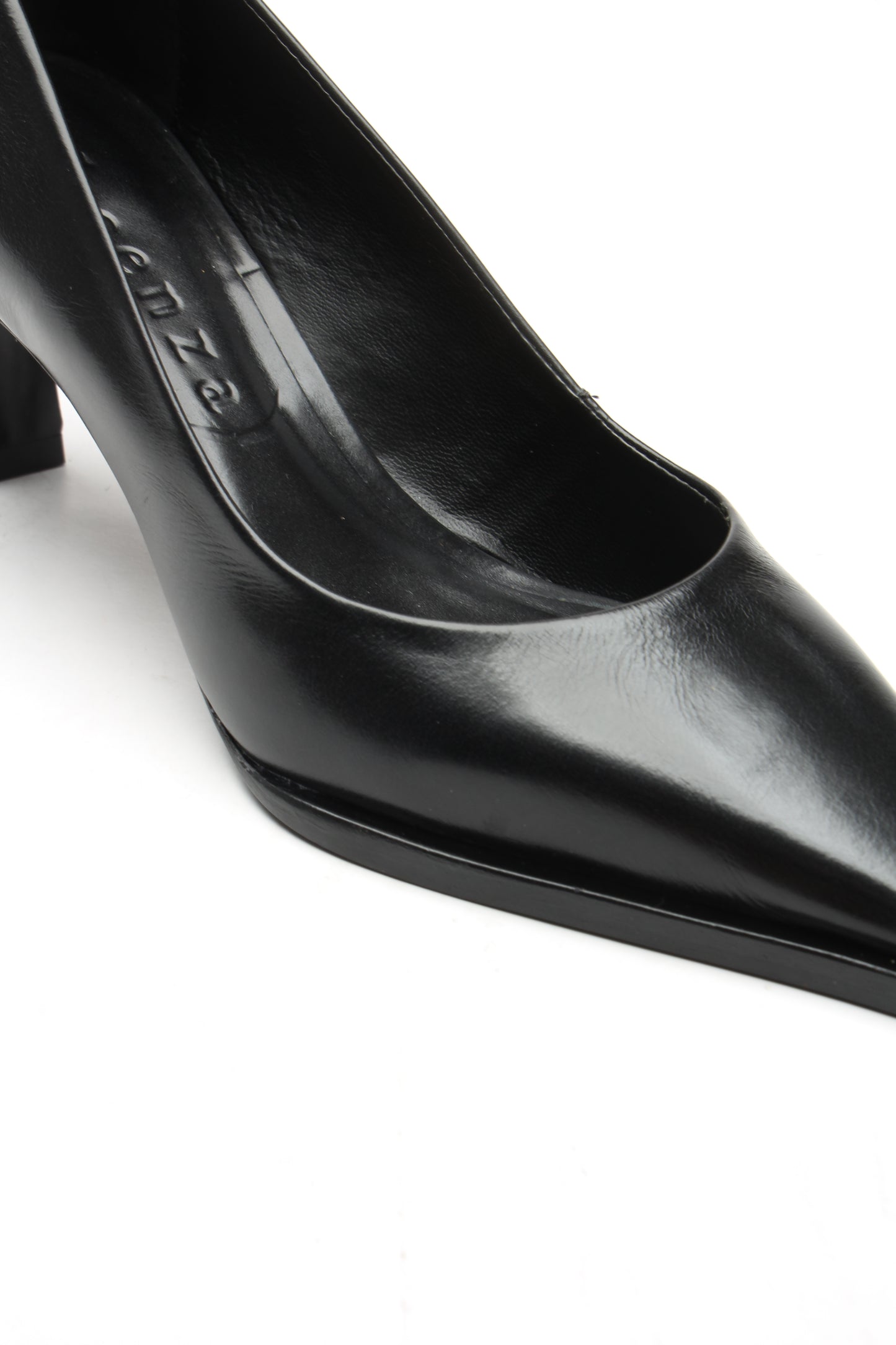 Black Vicenza pump kitten heel
